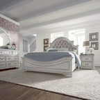 Ensemble de lit tapissé, commode avec miroir et table de nuit Magnolia Manor