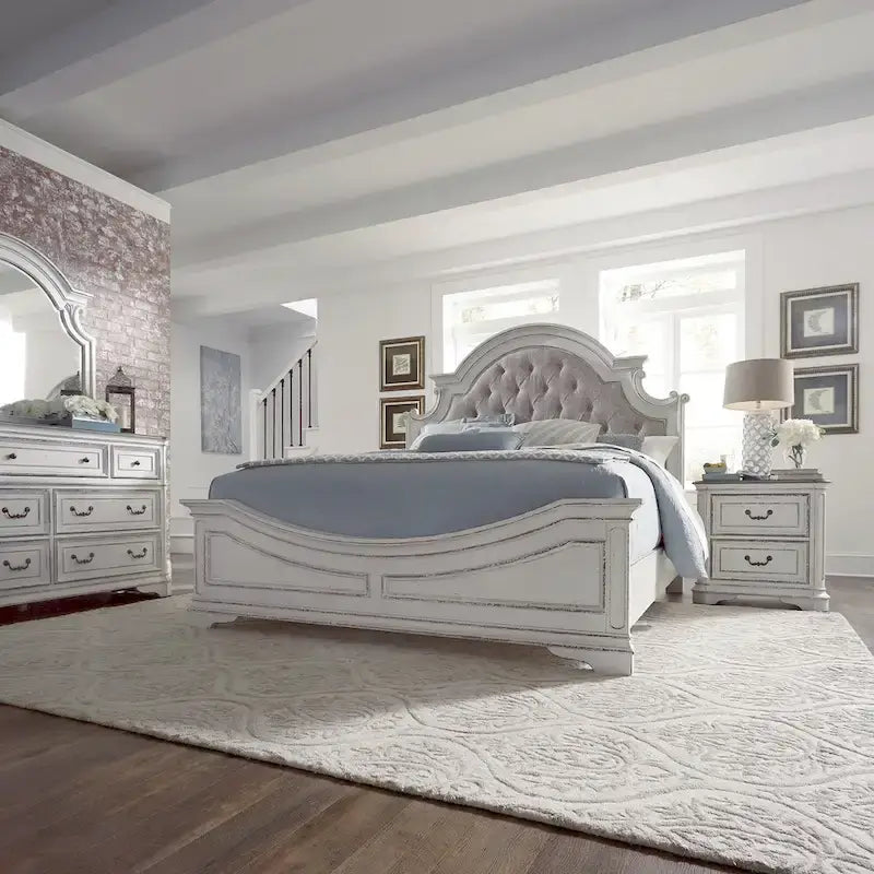 Ensemble de lit tapissé, commode avec miroir et table de nuit Magnolia Manor