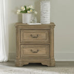 Ensemble de lit tapissé, commode avec miroir et table de nuit Magnolia Manor