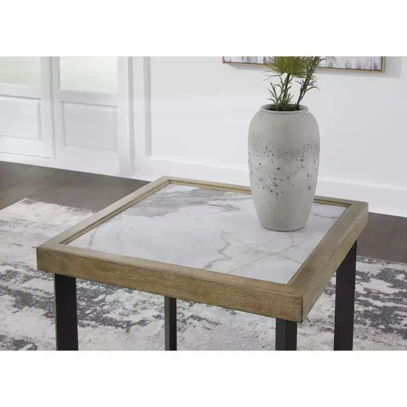 Table d'appoint Montia Signature Design by Ashley, marron/noir