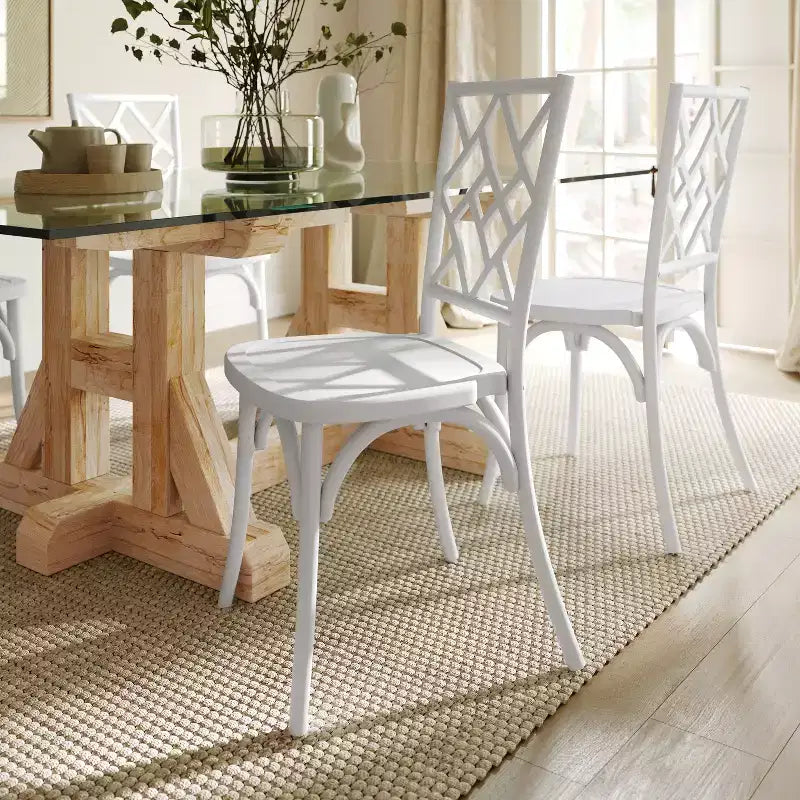 Chaise de salle à manger empilable Flash Furniture Brooklyn en bois massif de qualité commerciale avec dossier finement détaillé