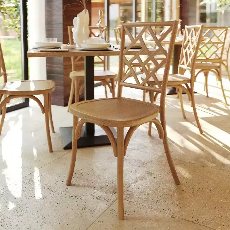Chaise de salle à manger empilable Flash Furniture Brooklyn en bois massif de qualité commerciale avec dossier finement détaillé
