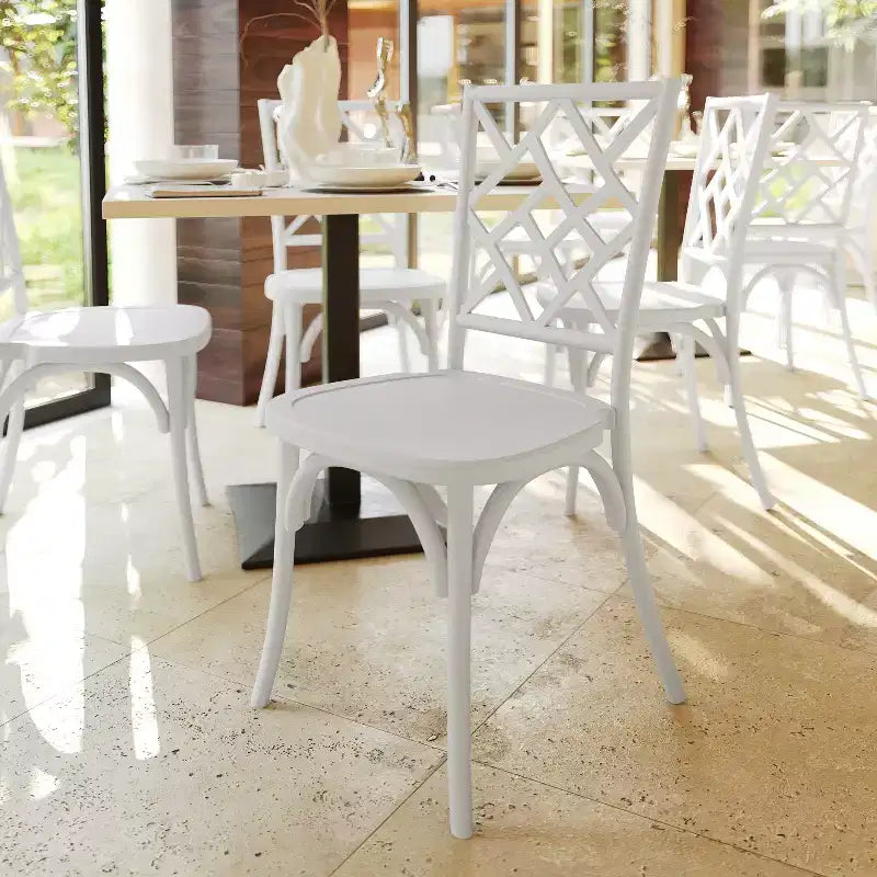 Chaise de salle à manger empilable Flash Furniture Brooklyn en bois massif de qualité commerciale avec dossier finement détaillé