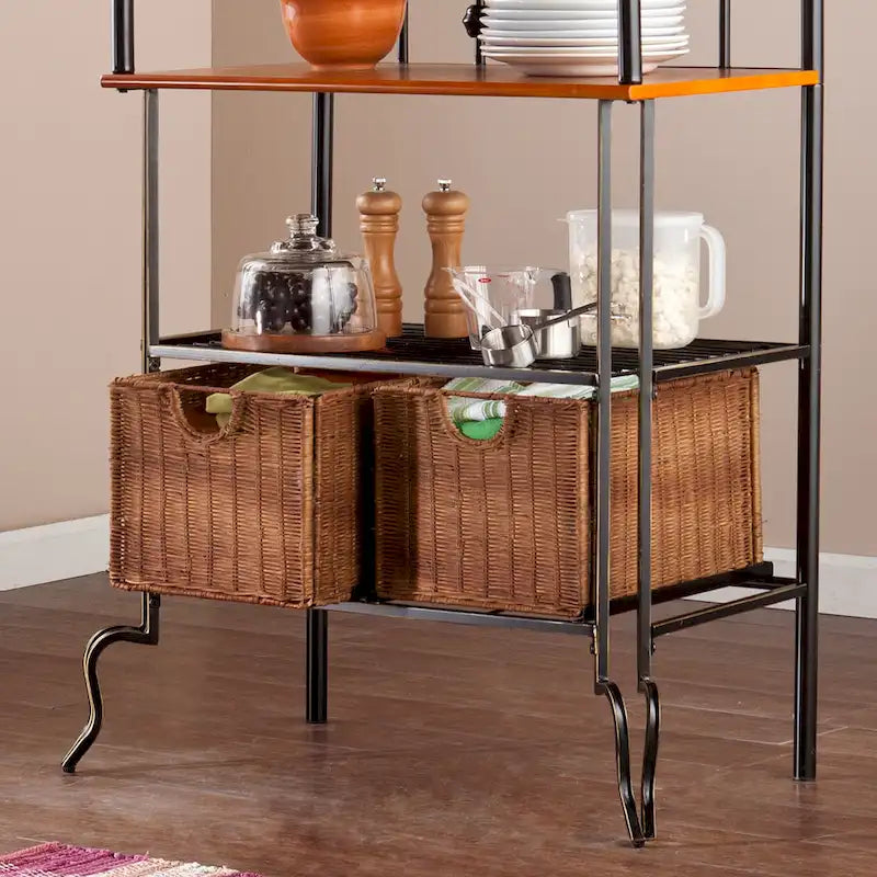 Étagère de boulanger SEI Furniture Docherty noire avec paniers en rotin