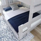 Lit superposé simple sur double de style ferme en bois massif Plank+Beam avec lit gigogne