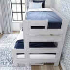 Lit superposé simple sur double de style ferme en bois massif Plank+Beam avec lit gigogne