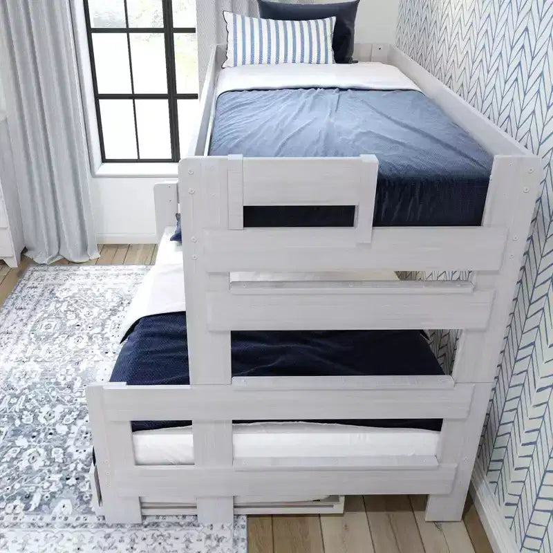 Lit superposé simple sur double de style ferme en bois massif Plank+Beam avec lit gigogne
