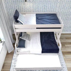 Lit superposé simple sur double de style ferme en bois massif Plank+Beam avec lit gigogne