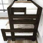 Lit superposé simple sur double de style ferme en bois massif Plank+Beam avec lit gigogne