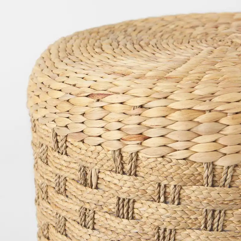 Pouf rond en jonc de mer tressé à motif Mercana Michelle Brown