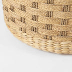 Pouf rond en jonc de mer tressé à motif Mercana Michelle Brown