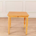 Table en bois dur ECR4Kids 24 po x 24 po et deux chaises 12 po, 3 pièces