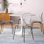 LeisureMod Oyster Chaises de salle à manger transparentes (lot de 2) - Empilables, dossier incurvé, avec pieds en acier inoxydable noir pour cuisine ou salle à manger