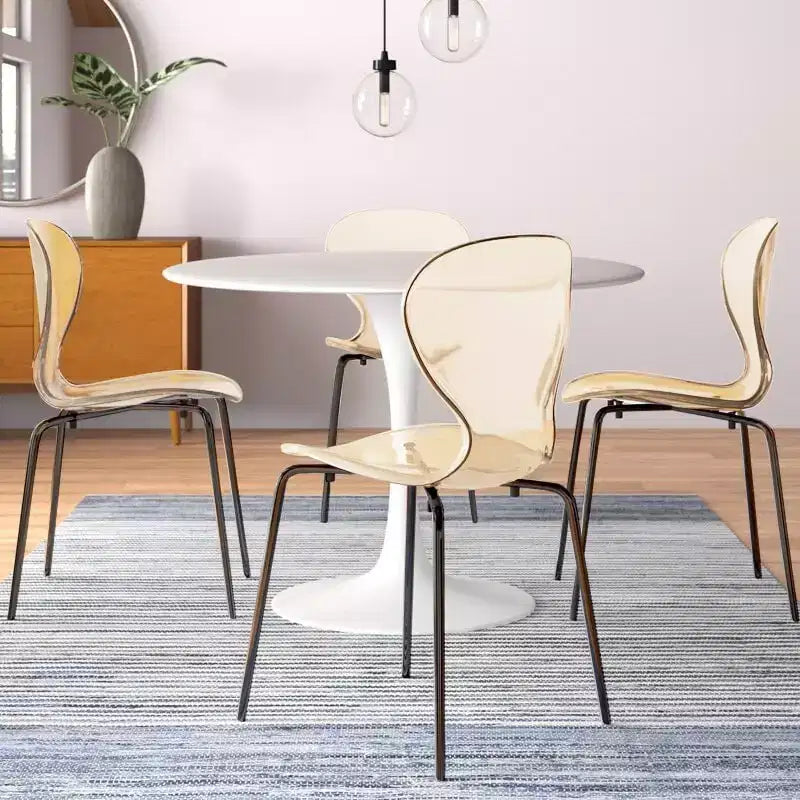 LeisureMod Oyster Chaises de salle à manger transparentes (lot de 2) - Empilables, dossier incurvé, avec pieds en acier inoxydable noir pour cuisine ou salle à manger