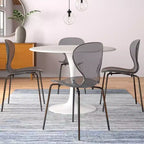 LeisureMod Oyster Chaises de salle à manger transparentes (lot de 2) - Empilables, dossier incurvé, avec pieds en acier inoxydable noir pour cuisine ou salle à manger