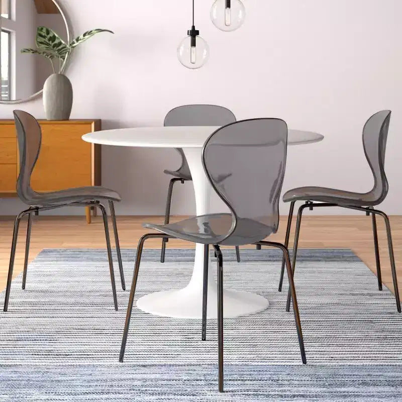 LeisureMod Oyster Chaises de salle à manger transparentes (lot de 2) - Empilables, dossier incurvé, avec pieds en acier inoxydable noir pour cuisine ou salle à manger