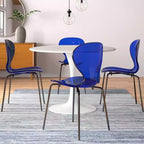 LeisureMod Oyster Chaises de salle à manger transparentes (lot de 2) - Empilables, dossier incurvé, avec pieds en acier inoxydable noir pour cuisine ou salle à manger