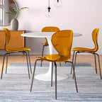 LeisureMod Oyster Chaises de salle à manger transparentes (lot de 2) - Empilables, dossier incurvé, avec pieds en acier inoxydable noir pour cuisine ou salle à manger