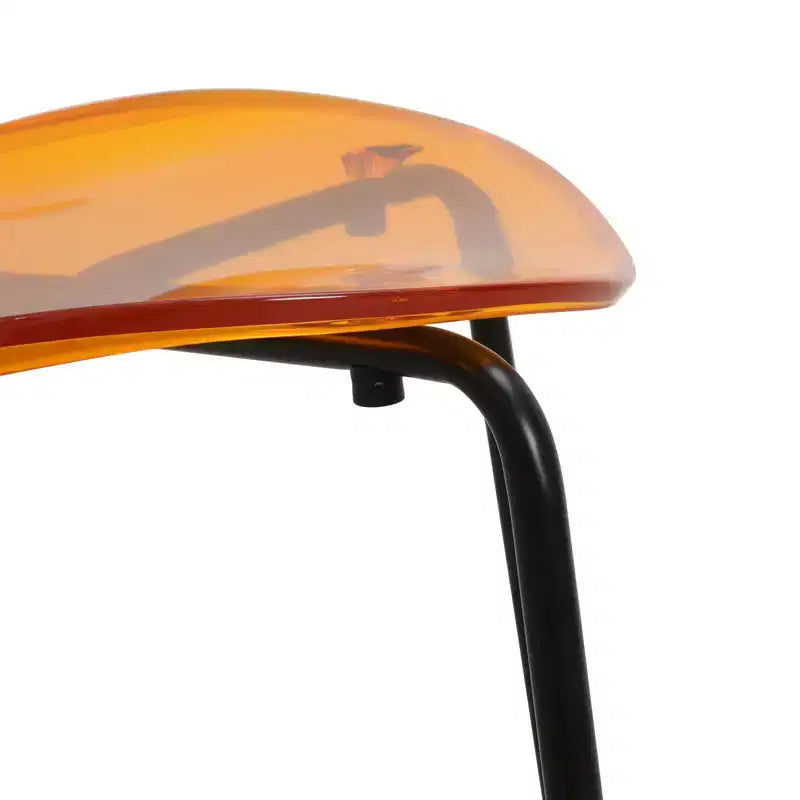 LeisureMod Oyster Chaises de salle à manger transparentes (lot de 2) - Empilables, dossier incurvé, avec pieds en acier inoxydable noir pour cuisine ou salle à manger