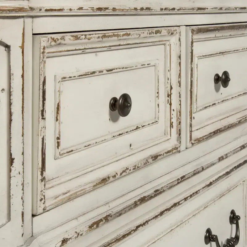 Lit traîneau capitonné, commode avec miroir et table de chevet Magnolia Manor, blanc antique et écorce patinée