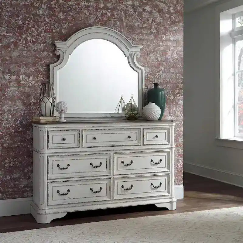 Lit traîneau capitonné, commode avec miroir et table de chevet Magnolia Manor, blanc antique et écorce patinée