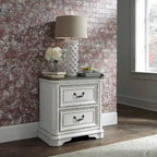 Lit traîneau capitonné, commode avec miroir et table de chevet Magnolia Manor, blanc antique et écorce patinée