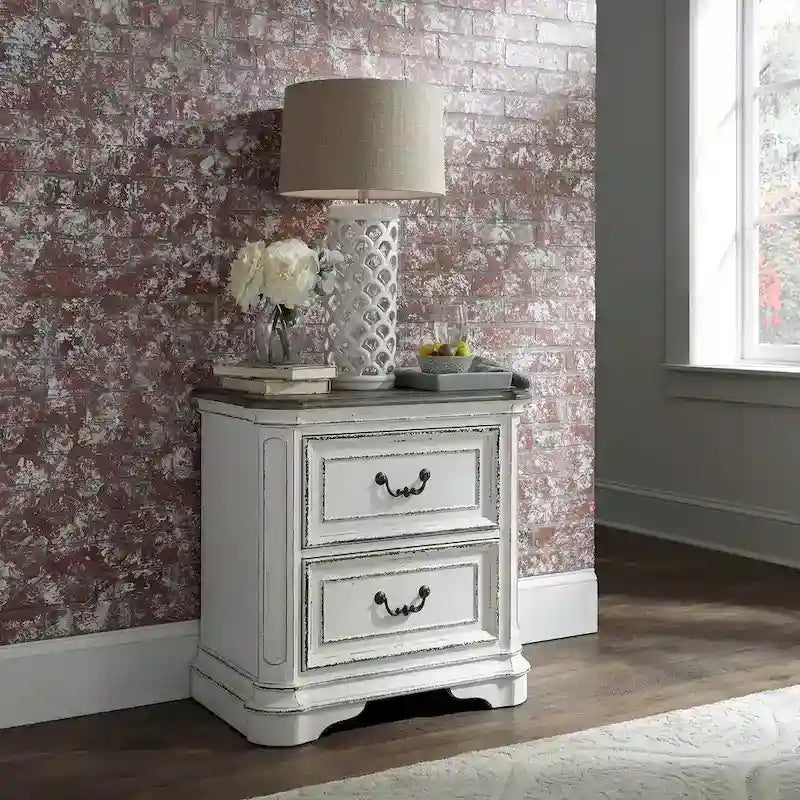 Lit traîneau capitonné, commode avec miroir et table de chevet Magnolia Manor, blanc antique et écorce patinée