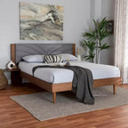 Lit plateforme Hemera Mid-Century Modern en tissu gris et bois de noyer marron avec table de chevet flottante, grand format