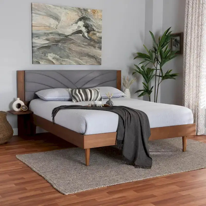 Lit plateforme Hemera Mid-Century Modern en tissu gris et bois de noyer marron avec table de chevet flottante, grand format