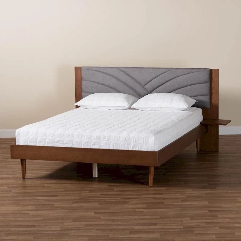 Lit plateforme Hemera Mid-Century Modern en tissu gris et bois de noyer marron avec table de chevet flottante, grand format