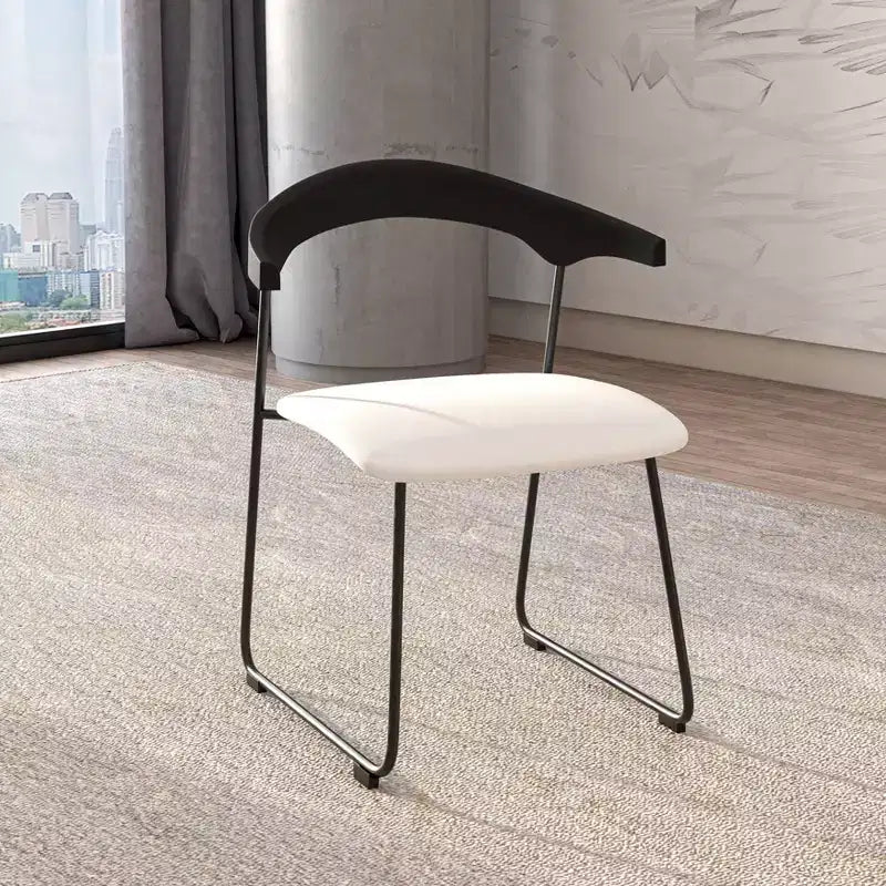 Chaise de salle à manger LeisureMod rembourrée en cuir avec dossier en hêtre et pieds en fer, lot de 4, série Lyra