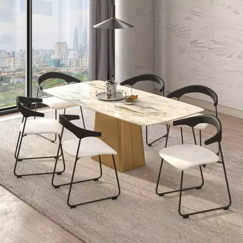 Chaise de salle à manger LeisureMod rembourrée en cuir avec dossier en hêtre et pieds en fer, lot de 4, série Lyra