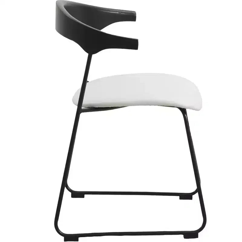 Chaise de salle à manger LeisureMod rembourrée en cuir avec dossier en hêtre et pieds en fer, lot de 4, série Lyra