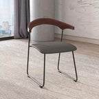 Chaise de salle à manger LeisureMod rembourrée en cuir avec dossier en hêtre et pieds en fer, lot de 4, série Lyra