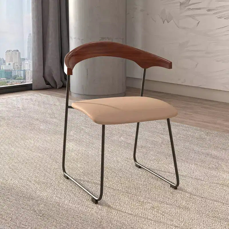 Chaise de salle à manger LeisureMod rembourrée en cuir avec dossier en hêtre et pieds en fer, lot de 4, série Lyra