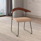 Chaise de salle à manger LeisureMod rembourrée en cuir avec dossier en hêtre et pieds en fer, lot de 4, série Lyra