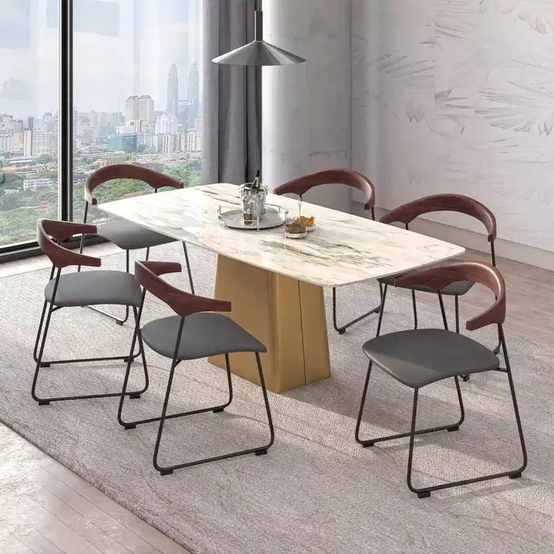 Chaise de salle à manger LeisureMod rembourrée en cuir avec dossier en hêtre et pieds en fer, lot de 4, série Lyra