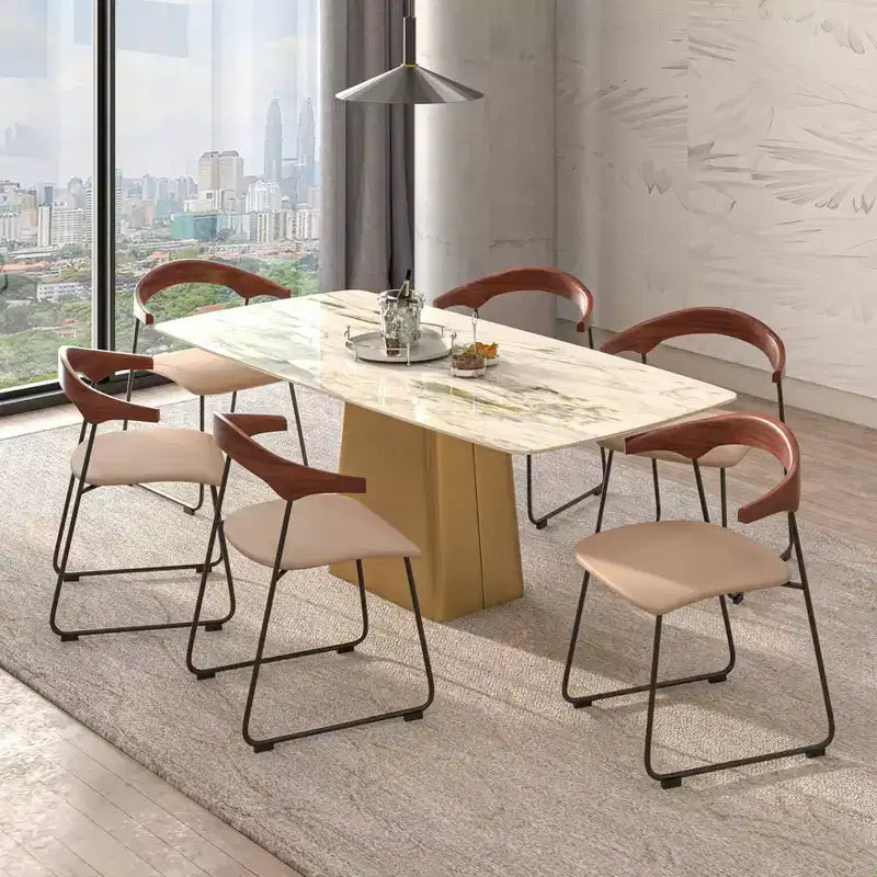 Chaise de salle à manger LeisureMod rembourrée en cuir avec dossier en hêtre et pieds en fer, lot de 4, série Lyra
