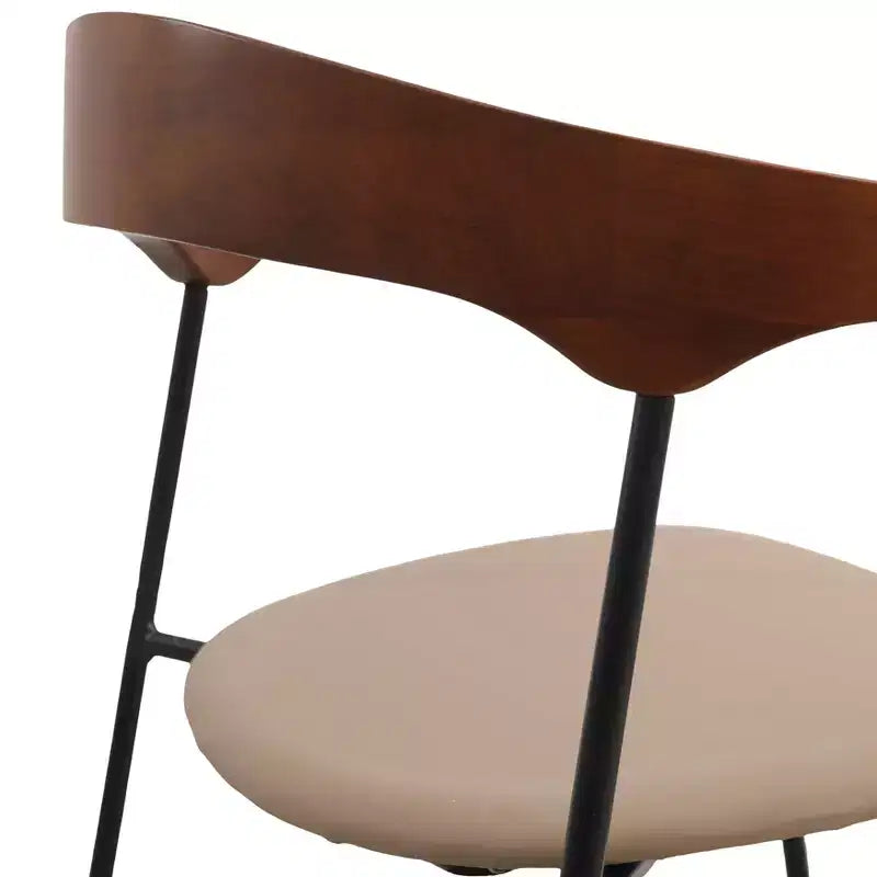 Chaise de salle à manger LeisureMod rembourrée en cuir avec dossier en hêtre et pieds en fer, lot de 4, série Lyra