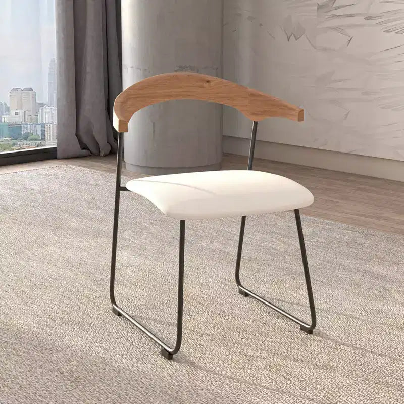 Chaise de salle à manger LeisureMod rembourrée en cuir avec dossier en hêtre et pieds en fer, lot de 4, série Lyra