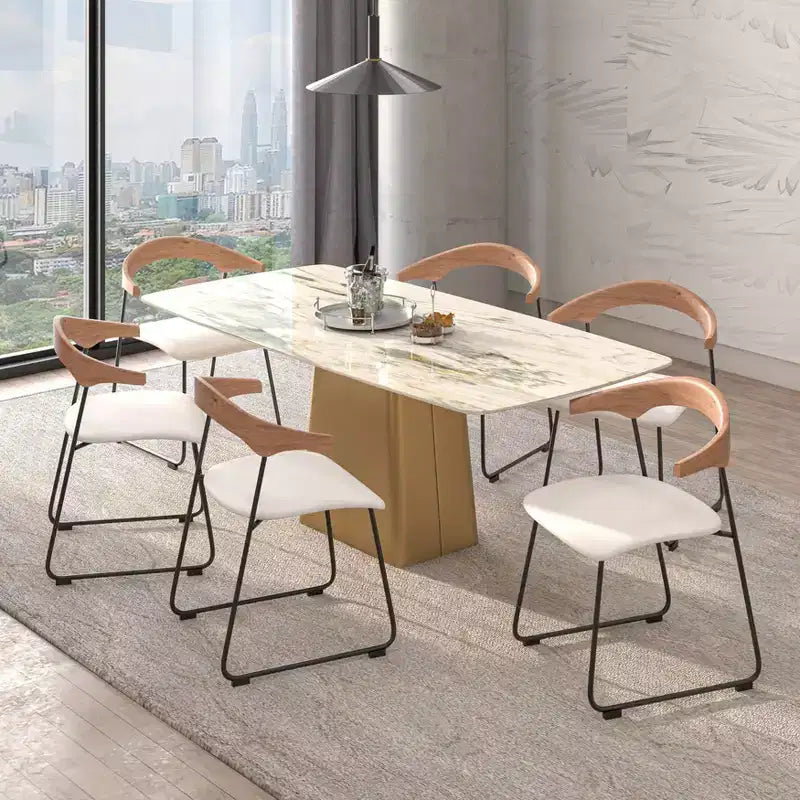 Chaise de salle à manger LeisureMod rembourrée en cuir avec dossier en hêtre et pieds en fer, lot de 4, série Lyra