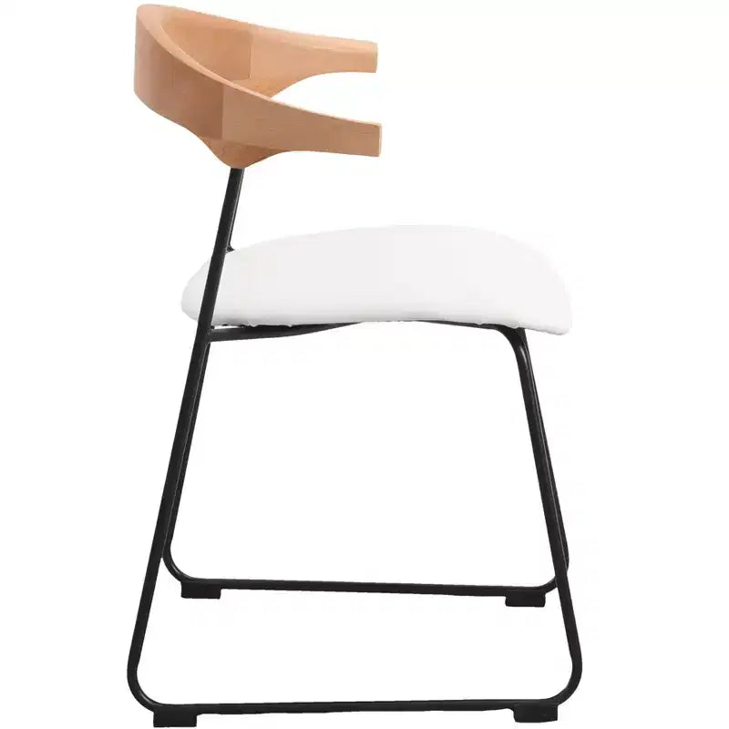 Chaise de salle à manger LeisureMod rembourrée en cuir avec dossier en hêtre et pieds en fer, lot de 4, série Lyra