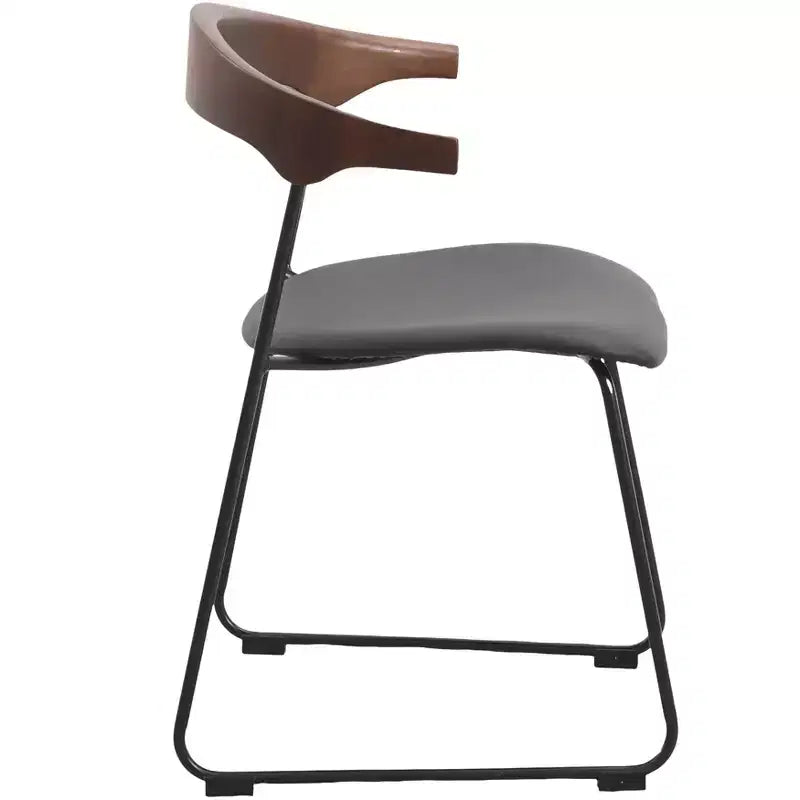 Chaise de salle à manger LeisureMod rembourrée en cuir avec dossier en hêtre et pieds en fer, lot de 4, série Lyra