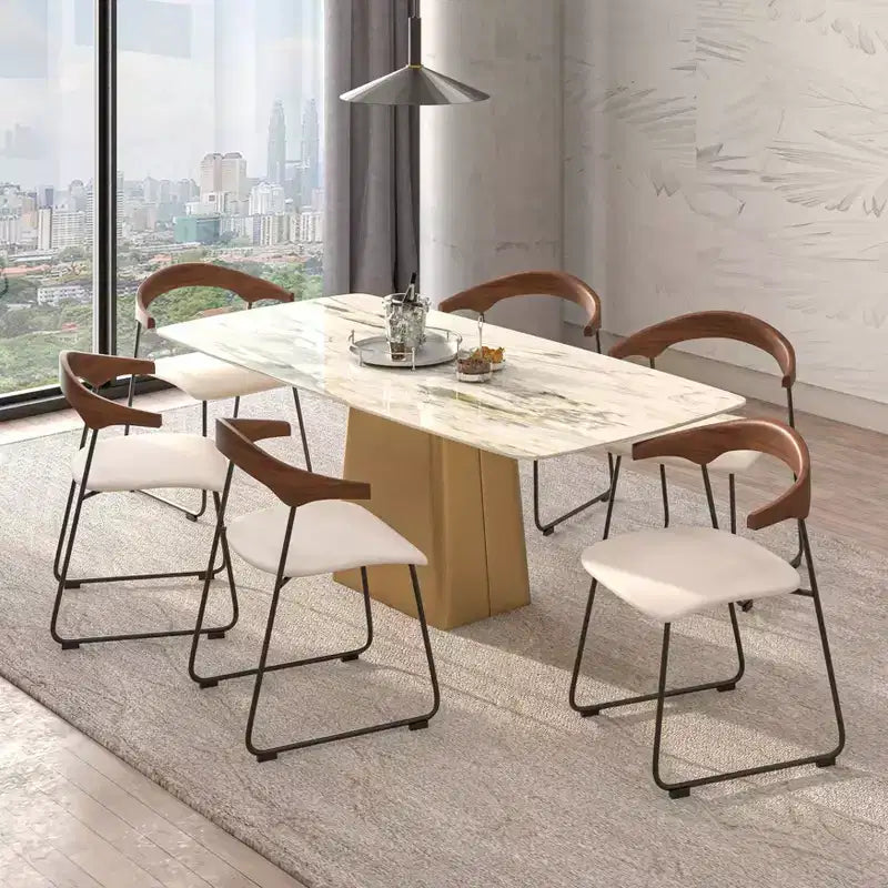Chaise de salle à manger LeisureMod rembourrée en cuir avec dossier en hêtre et pieds en fer, lot de 4, série Lyra