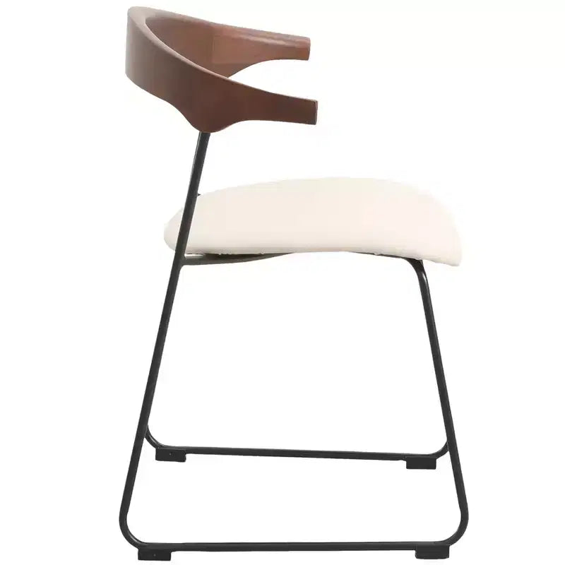 Chaise de salle à manger LeisureMod rembourrée en cuir avec dossier en hêtre et pieds en fer, lot de 4, série Lyra
