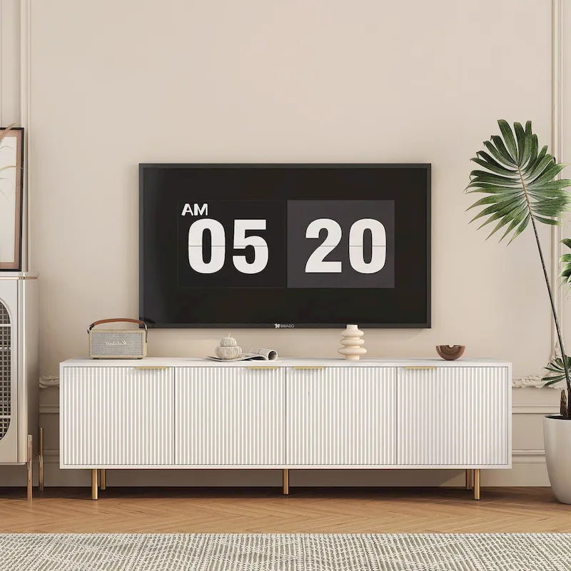 Meuble TV blanc cannelé 68 avec prise de courant, meuble TV avec portes de rangement, meuble média console TV, pour TV de 55+ pouces