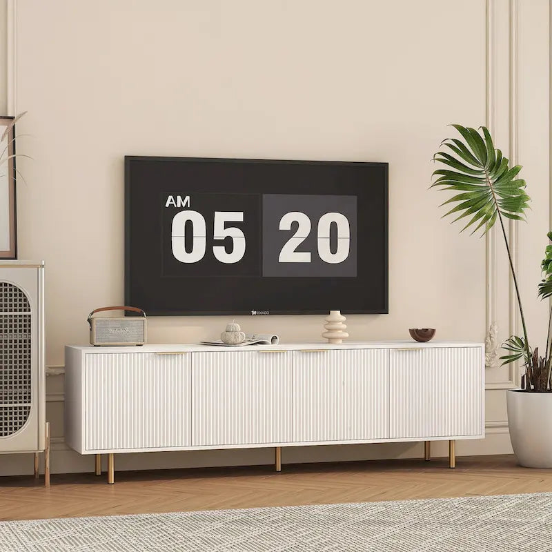 Meuble TV blanc cannelé 68 avec prise de courant, meuble TV avec portes de rangement, meuble média console TV, pour TV de 55+ pouces