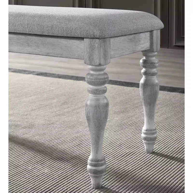 Banc de salle à manger Roundhill Furniture Salines avec pieds tournés et revêtement en tissu, blanc rustique
