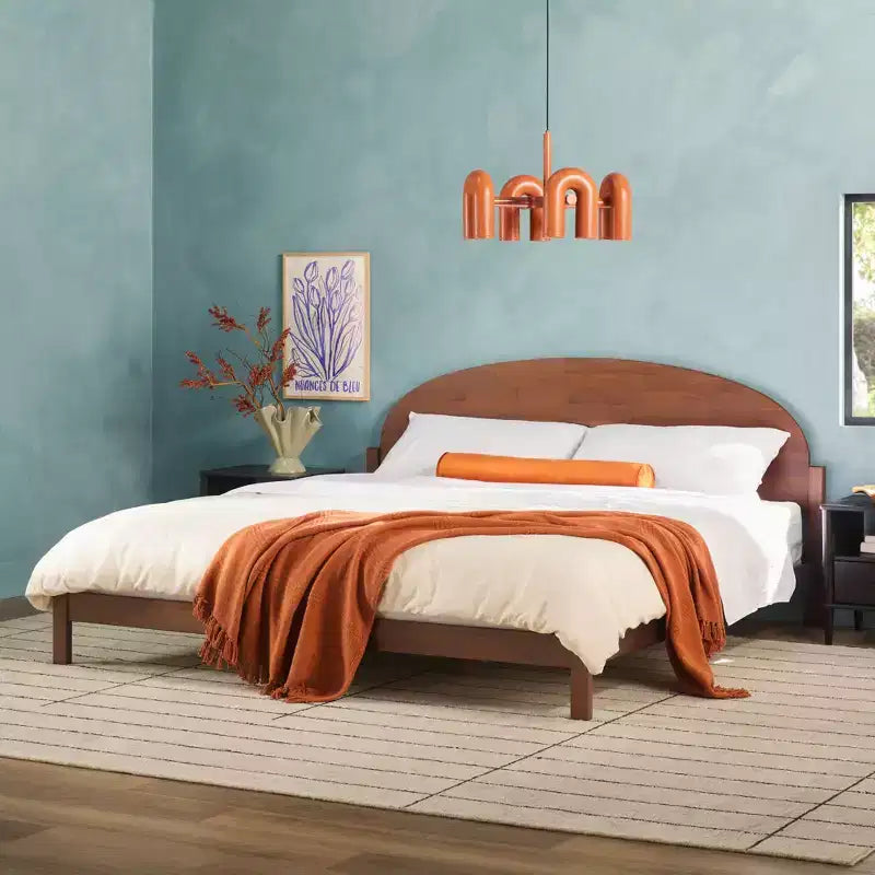Lit Saracina Home King Boho avec tête de lit arquée en pin massif