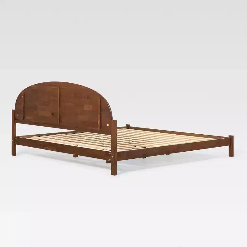 Lit Saracina Home King Boho avec tête de lit arquée en pin massif
